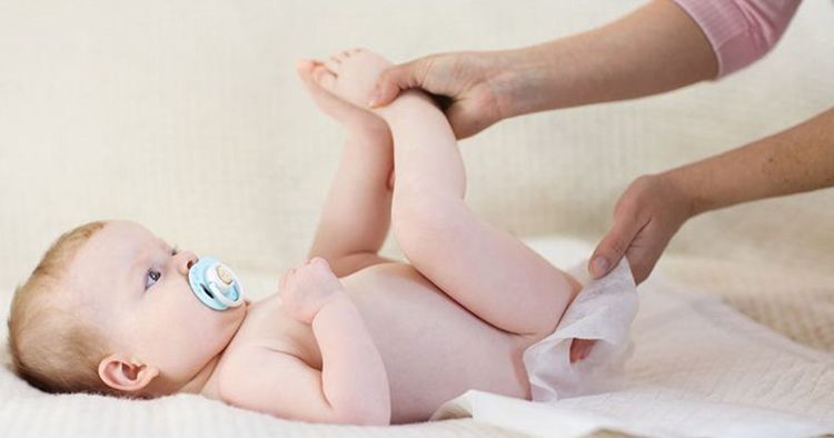 नवजात शिशु में कब्ज के लक्षण । नवजात शिशु को कब्ज होने पर घरेलु इलाज