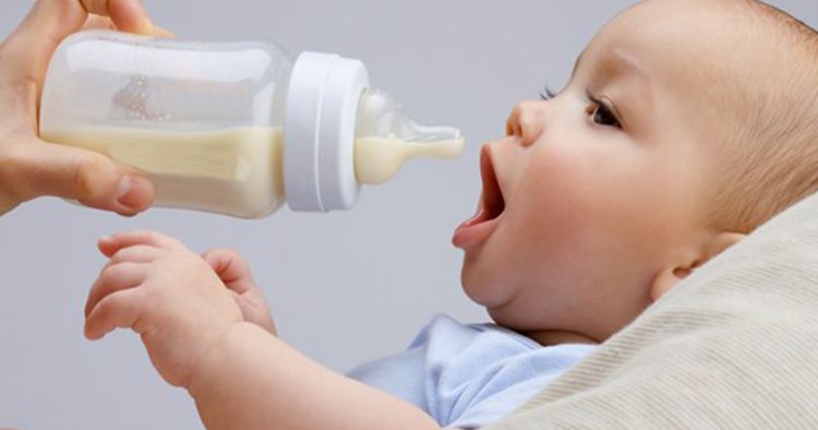 शिशु को दूध पिलाने का समय | शिशु को दूध कब पिलाना चाहिये